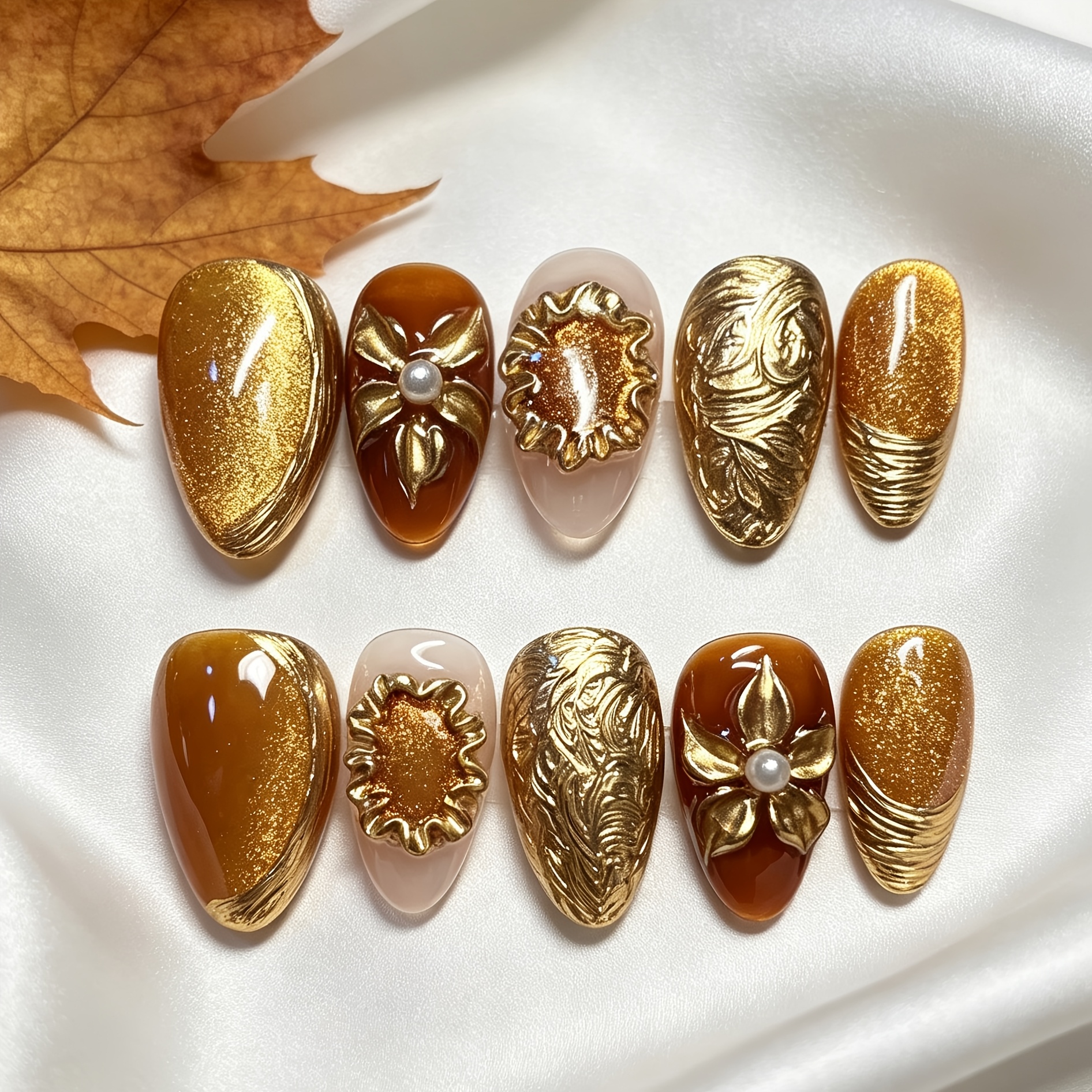 Une manucure amande aux tons caramel