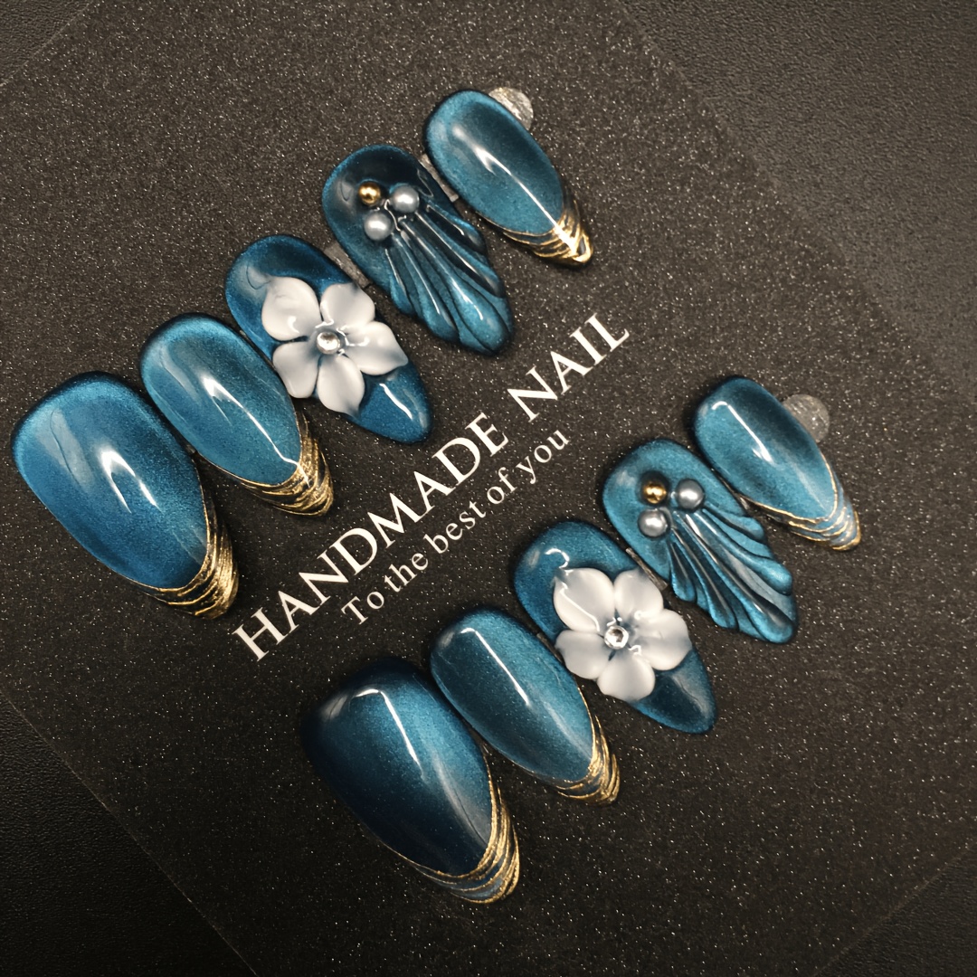 Un décor bleu et doré pour les ongles